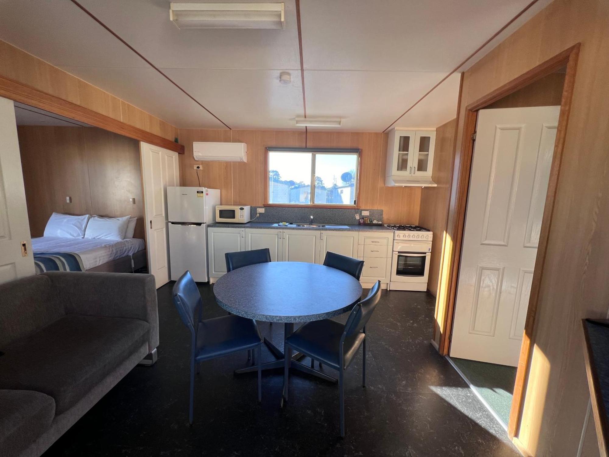 Strahan Beach Tourist Park Room photo