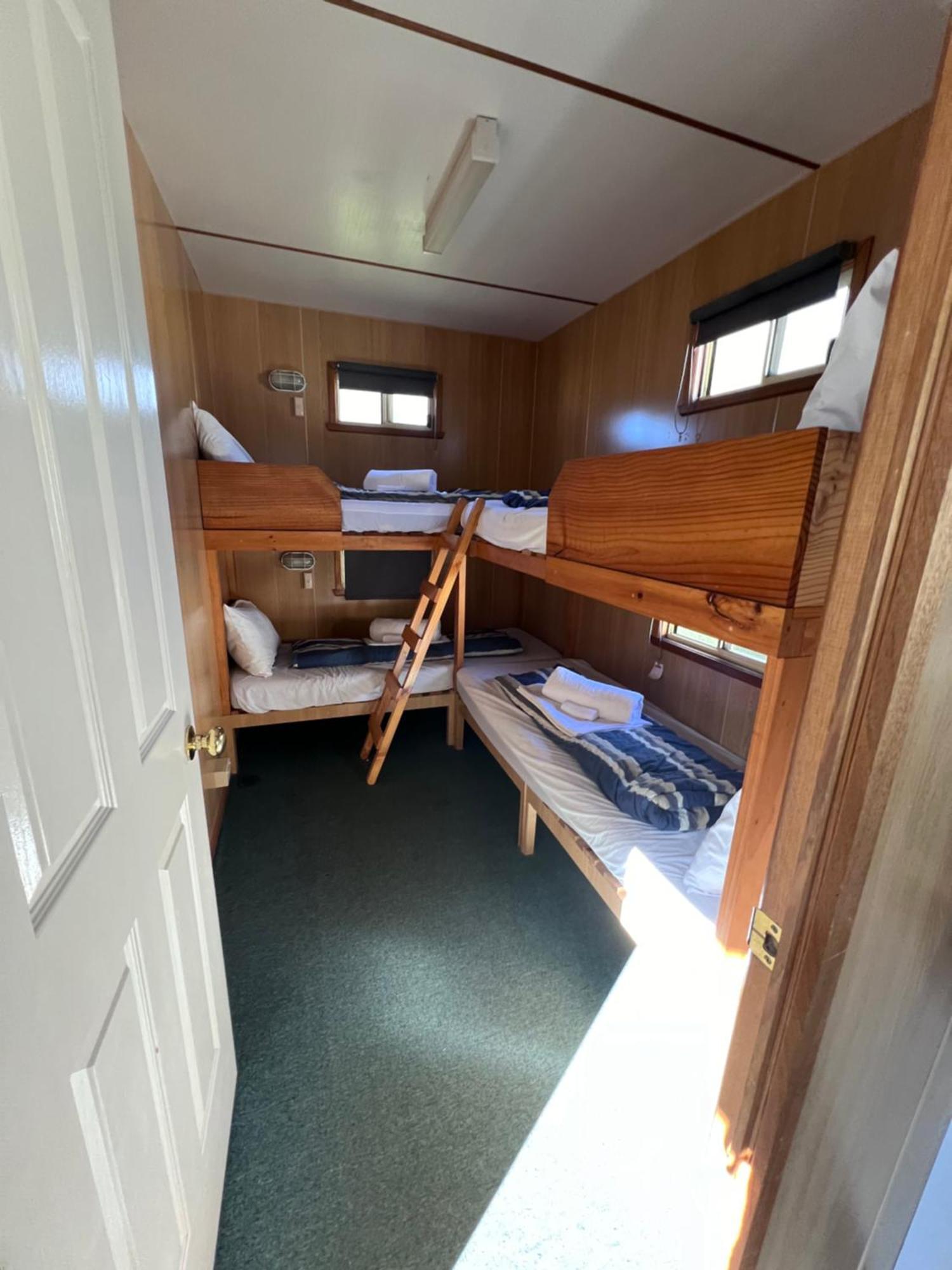Strahan Beach Tourist Park Room photo